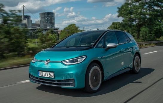 Was davor schon mit Käfer und Golf gelungen ist, will Volkswagen auch mit dem ID.3 schaffen – also nicht mehr und nicht weniger als eine Neudefinition von zeitgemäßer Mobilität. 204 PS und 420 Kilometer Reichweite sind zum Marktstart die Eckdaten des ersten ausschließlich als Elektroauto konzipierten VW. - Früher Erbe