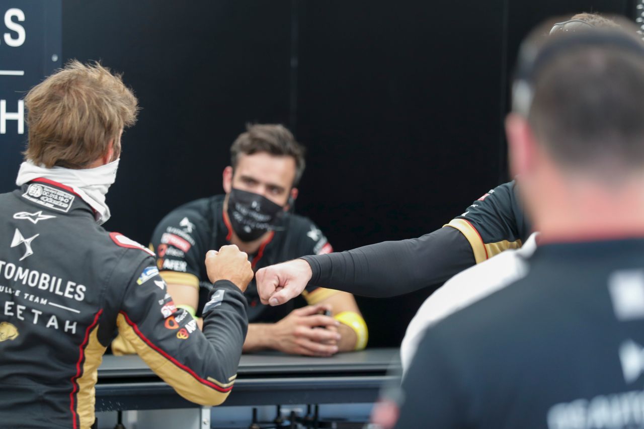 Rennen 1: Gratulieren in Zeiten von Corona – die DS-Techeetah-Crew darf sich über einen (fast) perfekten Re-Start der Saison freuen.