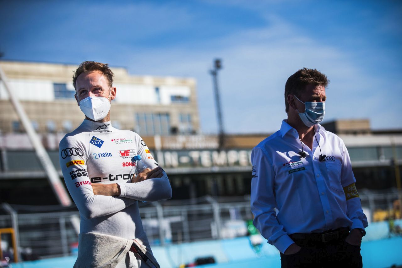 DTM-Champion Rene´Rast wurde bei seinem Saisondebüt in der Formel E Zehnter. Daneben Teamchef Allan McNish.