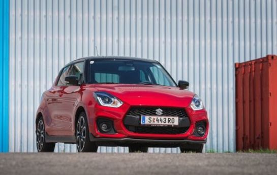 Er ist der Profisportler unter den Kleinwagen: Beim Fahrspaß hat der Suzuki Swift Sport einen Superhelden-Status erreicht, der in dieser Preisregion einzigartig ist. Mit dem neuen Hybridsystem wird der kleine Star sparsamer – aber auch sportlicher. - Großer Sport im kleinen Format