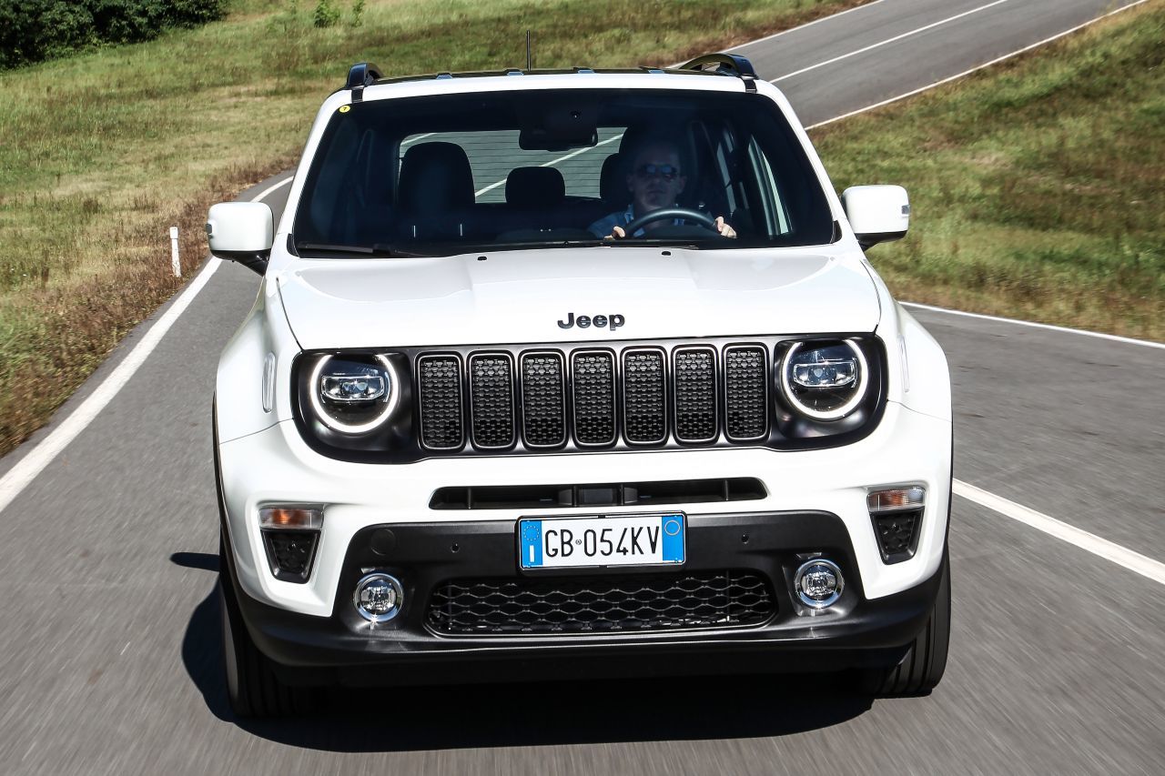 Fazit von Motorprofis-Tester Fabian Steiner: „Der kultige Renegade und der elegante Compass haben mit Plug-in-Hybridantrieb ein breites Repertoire – vom Elektroauto im täglichen Nahverkehr bis zum Sportler bei dynamischen Landpartien. Eine eigene Lademöglichkeit sollte vorhanden sein, um das System sinnvoll nutzen zu können. Der Umstieg auf elektronischen Allrad ohne mechanische Verbindung ist für Jeep eine Kulturrevolution, funktioniert aber klaglos.