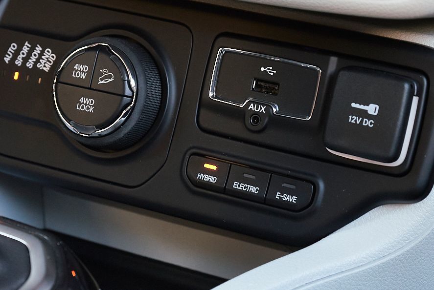 Drei Modi sind wählbar: Reiner Elektrontrieb, Hybrid und Batterie sparen.