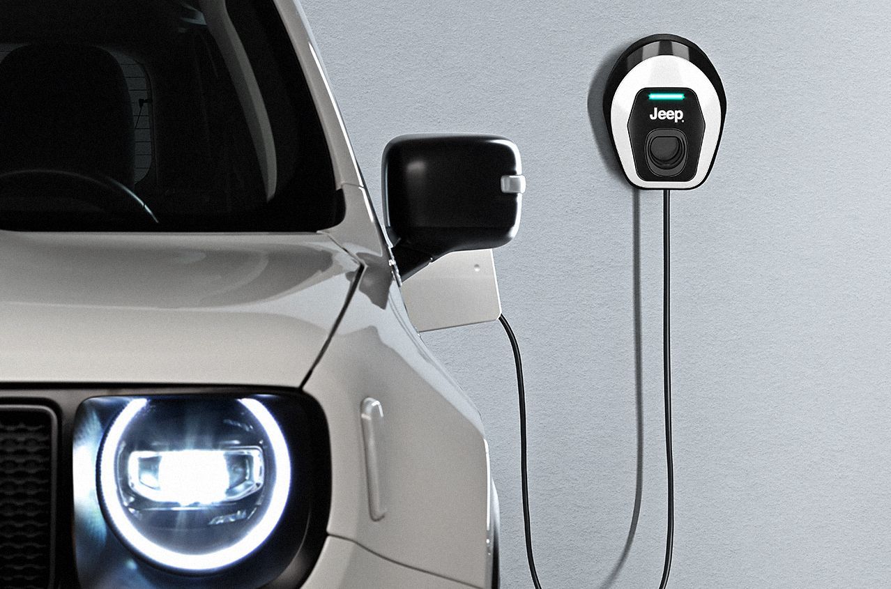 Unkompliziertes Laden über die Haushaltssteckdose ist möglich. Die easyWallbox und die Connected Wallbox von FCA beschleunigen die Ladezeiten.