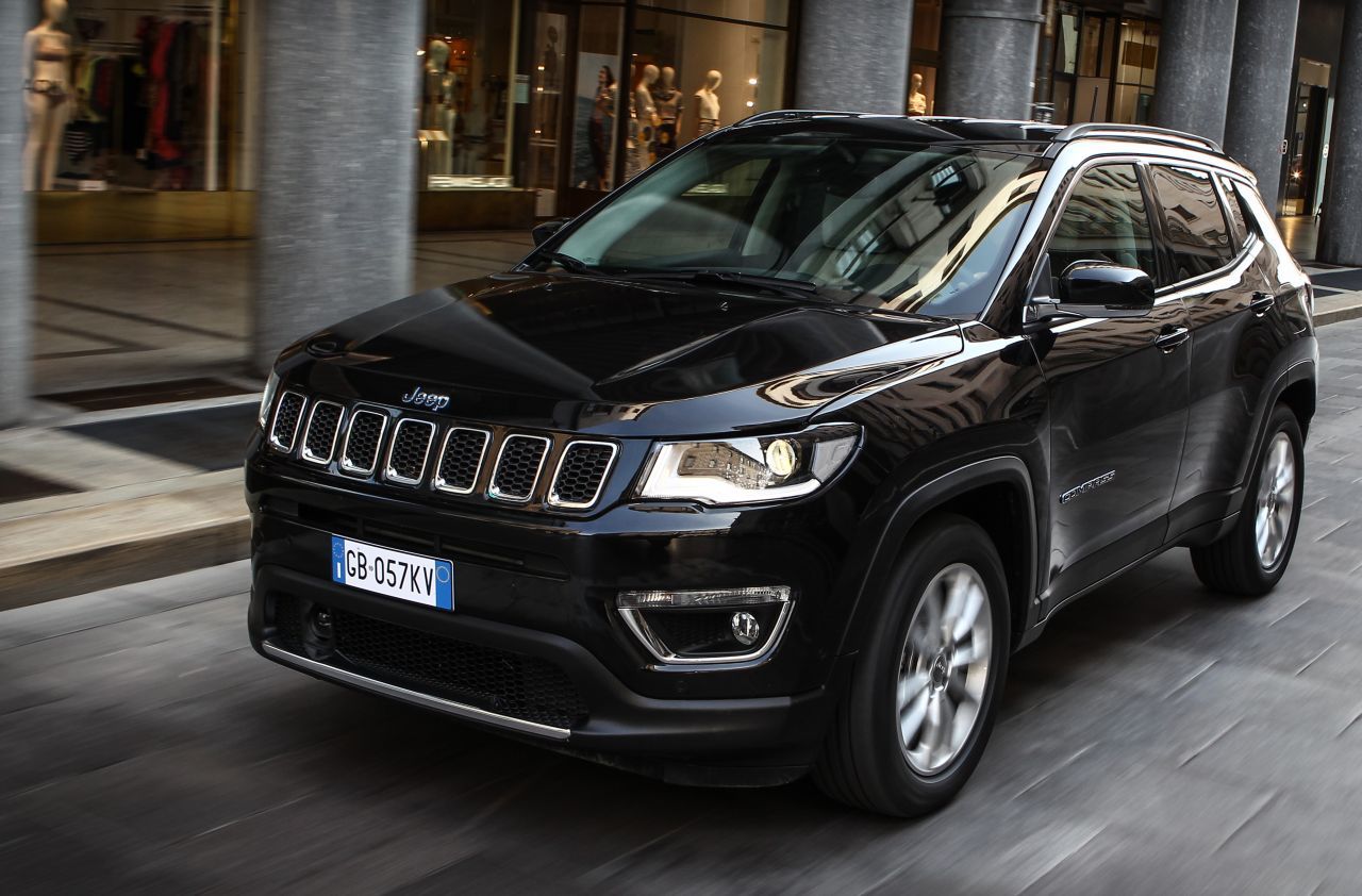 Der Compass orientiert sich am eleganteren Cherokee-Stil und ist mit knapp 4,40 Metern Länge ein klassischer Kompakt-SUV-Allrounder für Stadt & Familie.