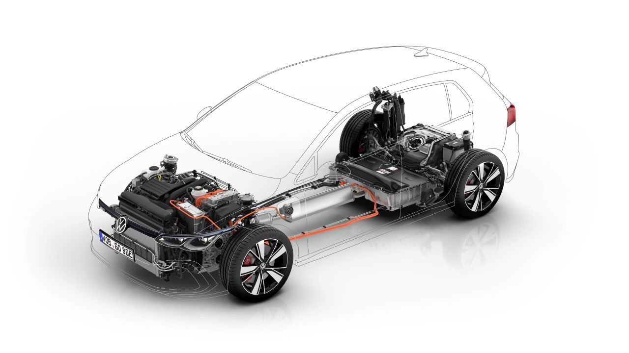 Der GTE genehmigt sich an der 3,6 kW-Wallbox drei Stunden und 40 Minuten zum Laden seiner 13 kW Lithium-Ionen-Akkus.