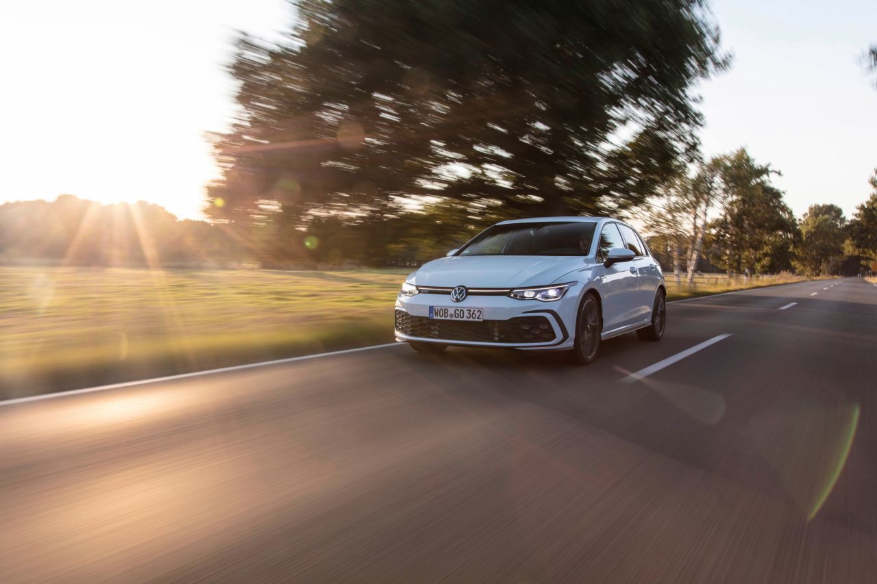 Fazit von Motorprofis-Tester Stefan Pabeschitz: „Klassische Fahrer-Typen werden den GTI bevorzugen, weil er alles bietet, was sie in ihrem Wunschzettel stehen haben. Wer einfach nur schnell sein will und vielleicht gerade dem Verbrenner-Strom-Mix zeitgeistige Sexyness abgewinnen kann, wird den GTE zweifellos schätzen. 80 emissionslos zurücklegbare Kilometer taugen als Öko- und Eco-Argument.”