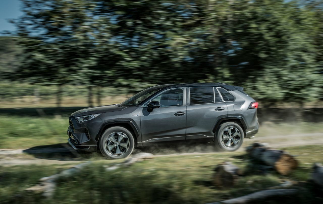 75 Kilometer elektrische Reichweite, im reinen Stadtverkehr sogar 98 Kilometer (nach WLTP-Norm) – da überbietet der RAV4 viele PHEV-Konkurrenten.