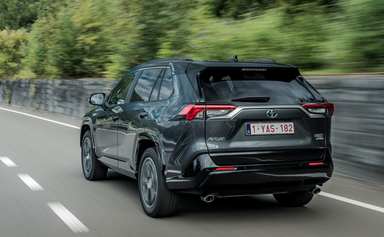 Auffallend ist die hohe elektrische Leistung, der RAV4 ist im reinen E-Modus vollkommen ausreichend motorisiert, auch für Landstraße und Autobahn.