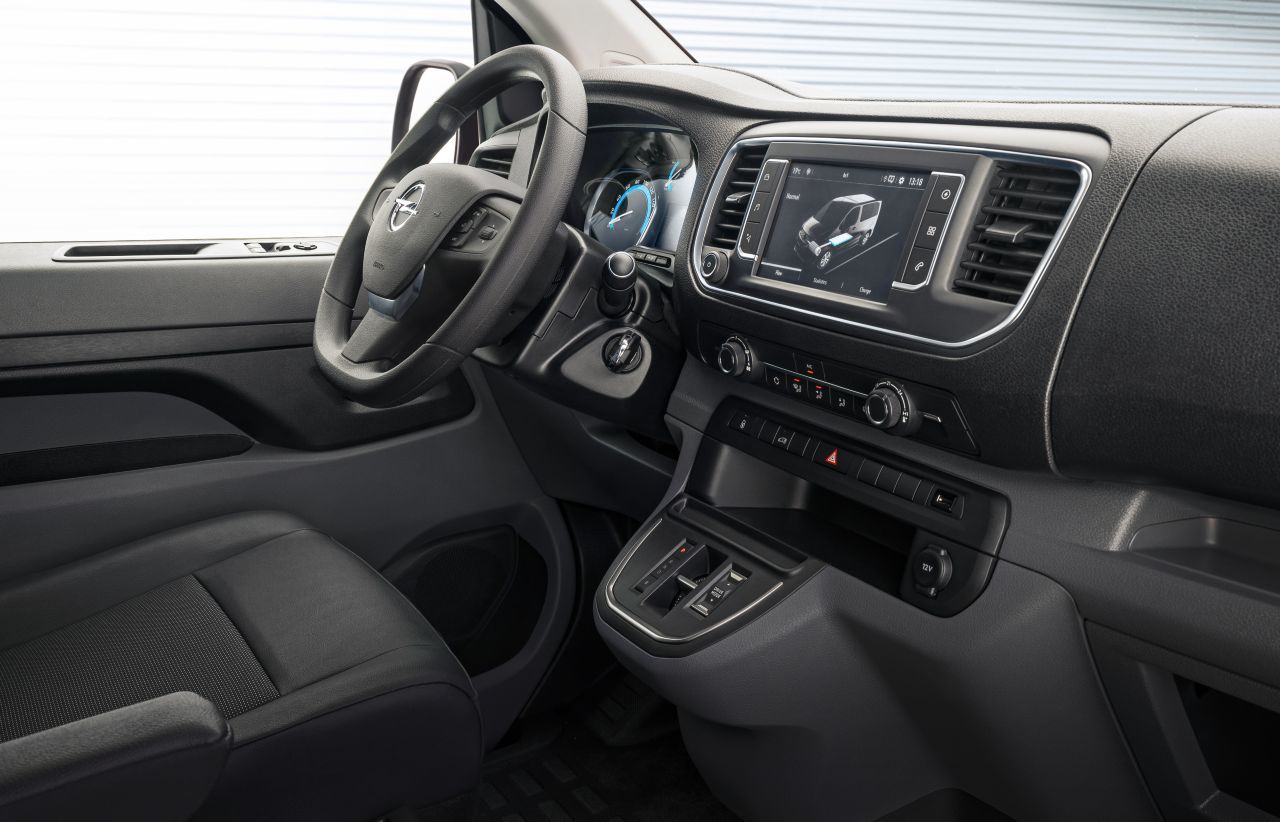 Aufgeräumt: Das Cockpit der Opel-Zwillinge empfängt mit unaufdringlichem Layout. Die Materialauswahl ist im Zafira-e hochwertiger.