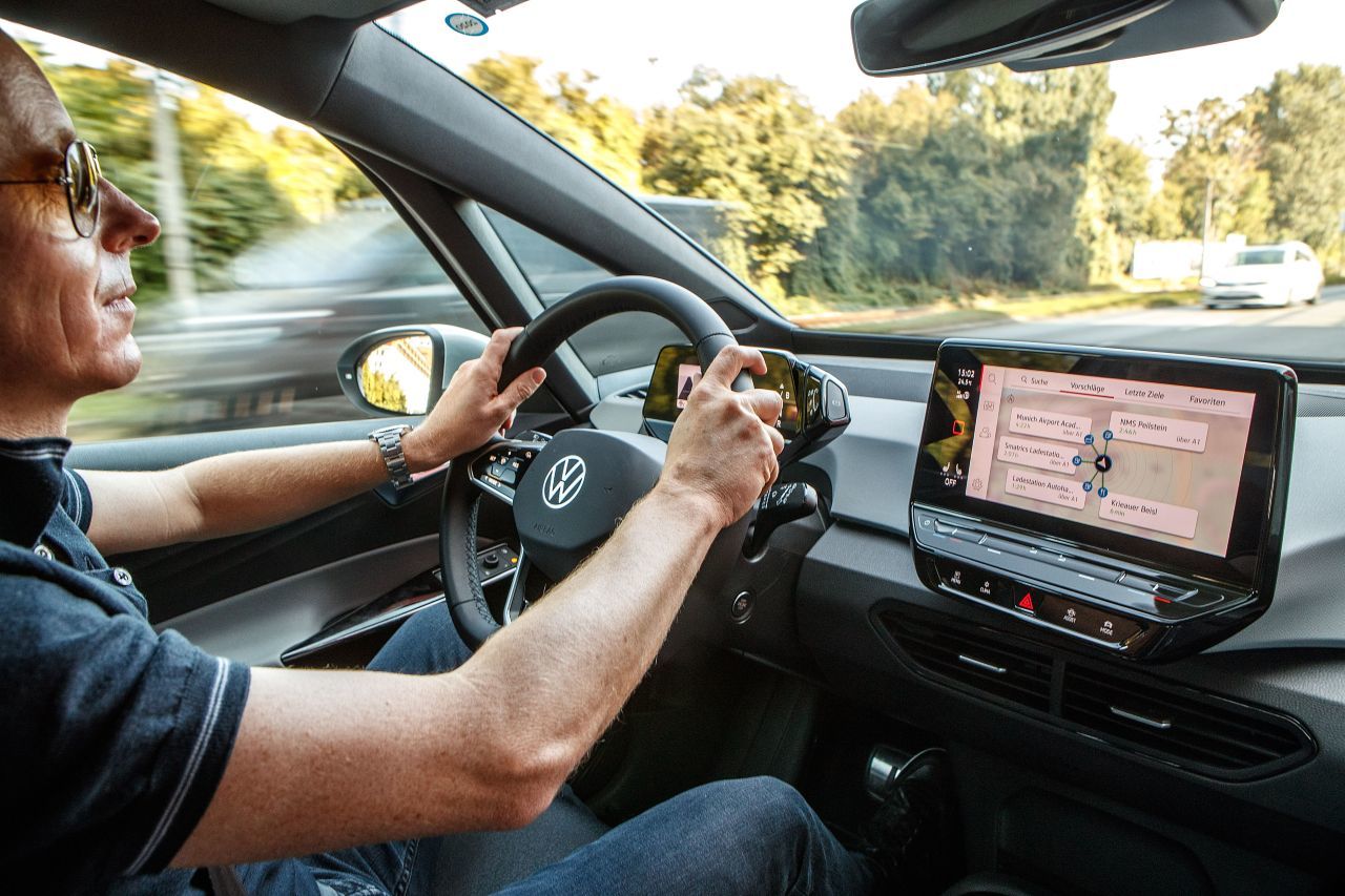 Sobald der kleine Automatikdrehregler hinter dem Lenkrad in Drive-Position gebracht wird, fährt das Auto schon los. Beim Abstellen genügt die Park-Position.