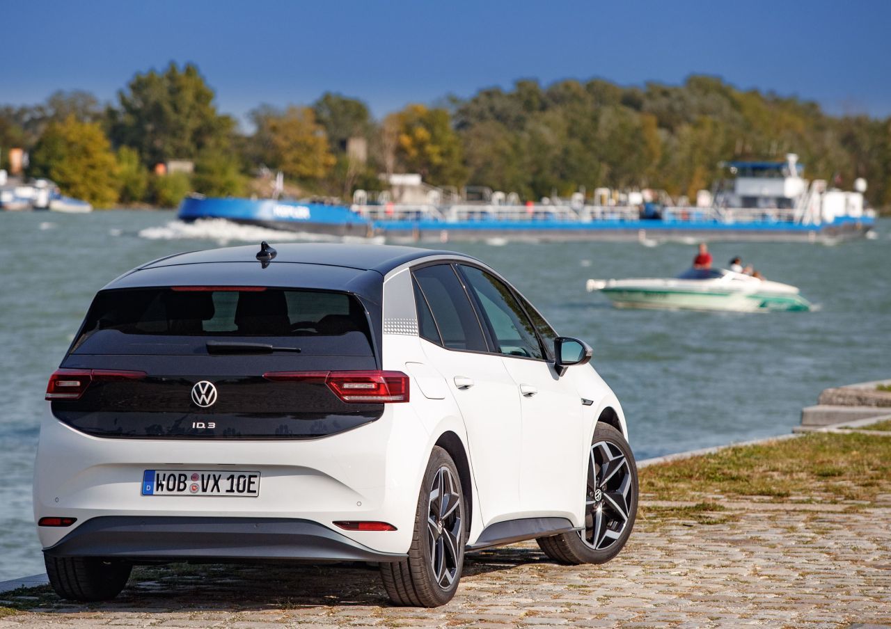 Der Zweifarben-Look ist serienmäßig, vom oberen Teil der Motorhaube über das Dach und den Dachspoiler bis zur Heckklappe ist der ID.3 immer schwarz.