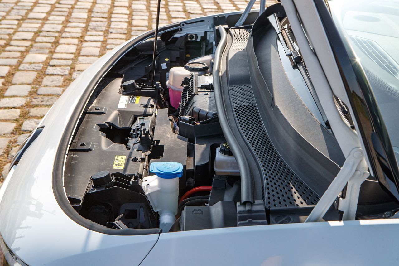 Aus Motorhaube wird Häubchen: Der E-Antrieb ist an der Hinterachse.