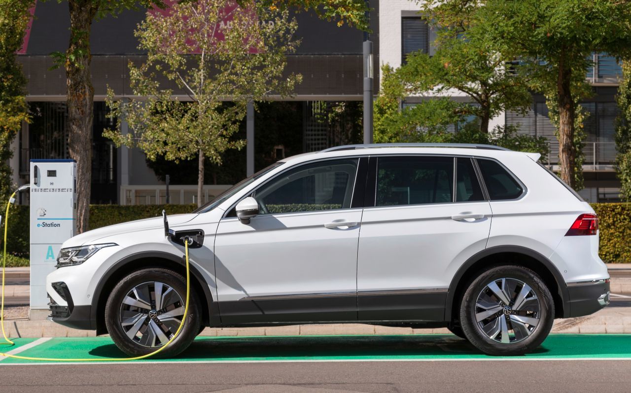 Tiguan mit hochmodernem Plug-In-Hybridantrieb – ermöglicht elektrische und damit lokal emissionsfreie Distanzen von bis zu 50 Kilometern.