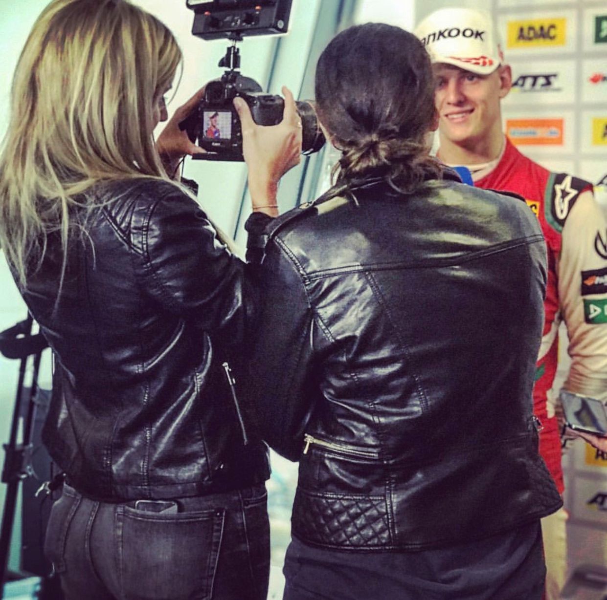 Ein Leben im Kamera-Fokus: Mick Schumacher am Red Bull Ring, dokumentiert von jungen Journalisten-Kolleginnen.