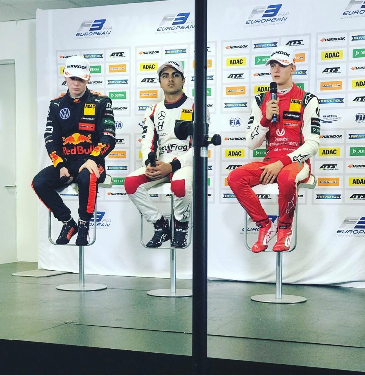 Pressekonferenz vor drei Journalisten (einer davon war Gerald Enzinger). Mick Schumacher in Budapest 2018 mit Ticktum und Enaam Ahmed.