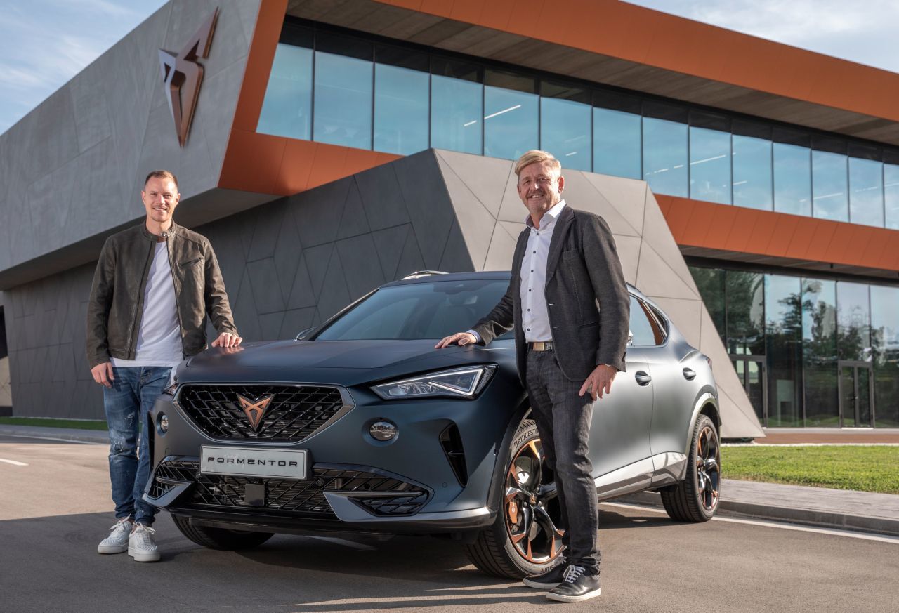 Zu den ersten Formentor-Fahrern gehört Marc ter Stegen, hier mit Wayne Griffiths vor der Cupra-Zentrale in Martorell. Cupra ist Sponsor des FC Barcelona.