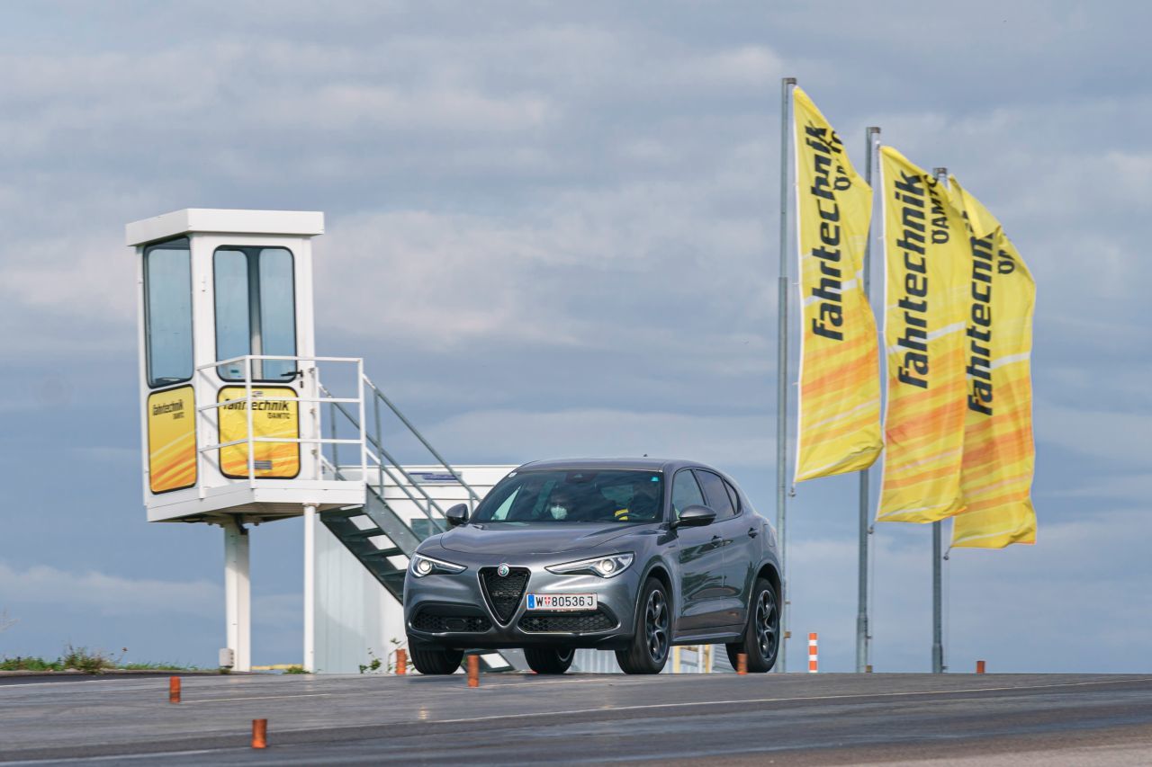 Härtetest bei der ÖAMTC Fahrtechnik: Das Gelände in Teesdorf ist ein Hightech-Fahrtechnikzentrum und gilt als führende Anlage in Europa.