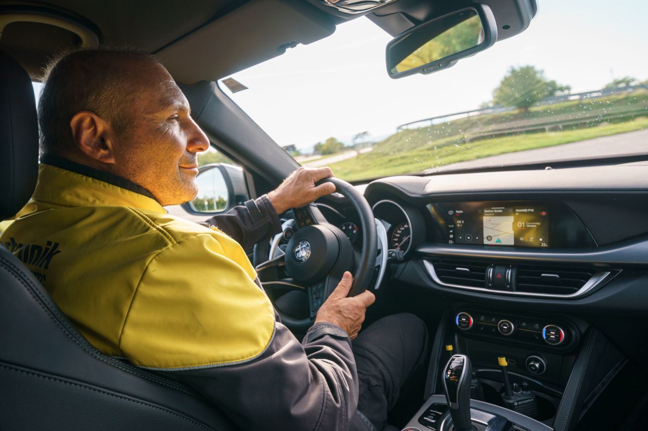 Mit dem Stelvio ans Limit: Die ÖAMTC Fahrtechnik-Experten wie Instruktor Ernest Loidl können ein Auto noch etwas mehr fordern als andere.