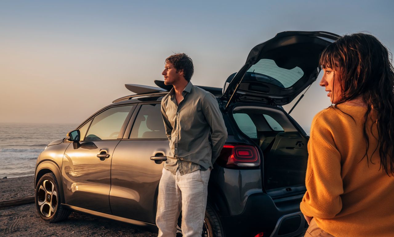 Der Beifahrersitz kann umgeklappt werden: Das kompakte SUV feiert seine Ladelänge von bis 2,40 Metern (!) mit dem Sport- und Surflabel Rip Curl.