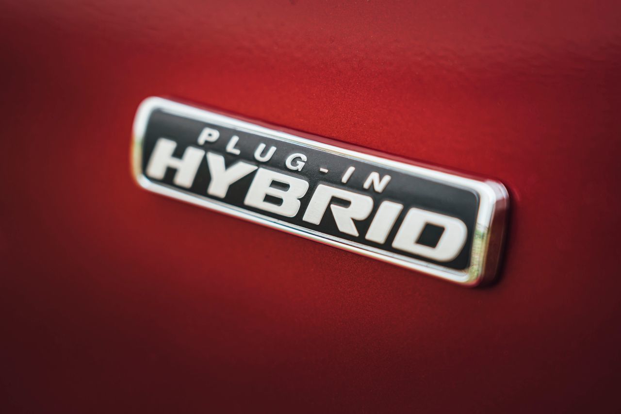 Beim Plug-in-Hybrid mit Frontantrieb und Automatik bringen ein 2,5-Liter-Benziner und ein E-Motor mit 14,4-kWh-Batterie im Verbund 225 PS auf.