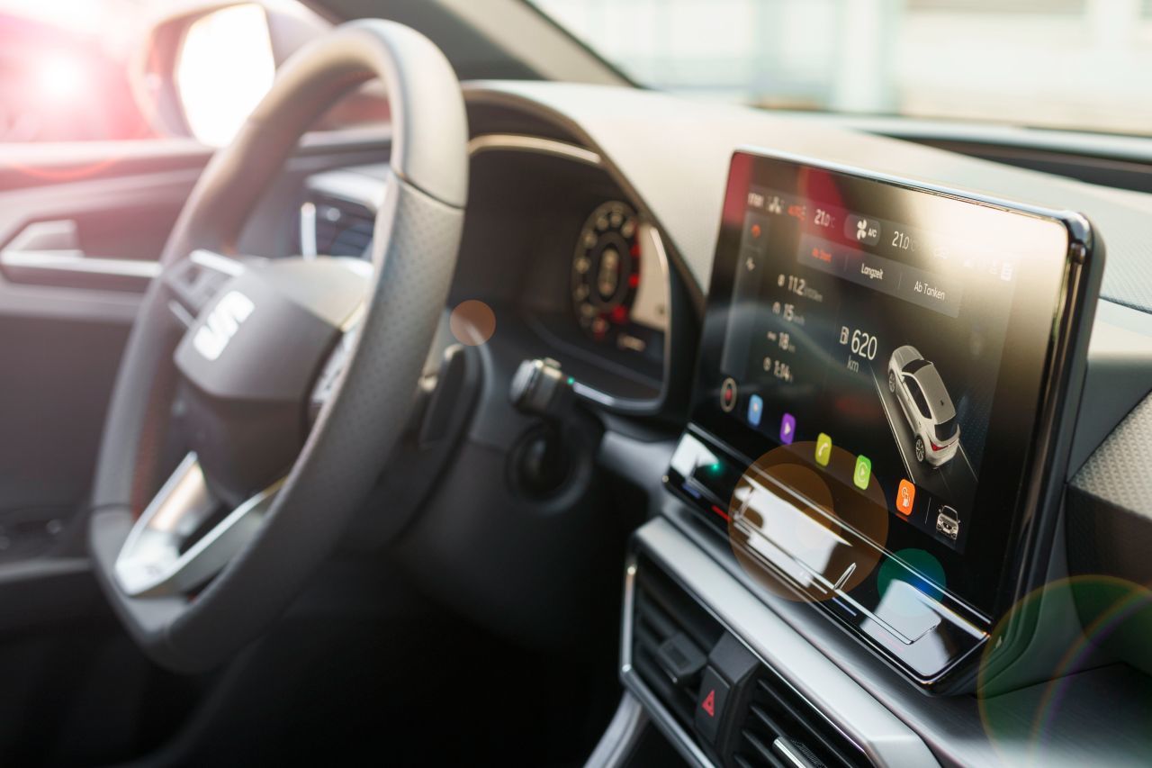 Premium-Feeling bringt aber auch der zehn Zoll große Touchscreen, der ohne Umschweife einfach auf das Armaturenbrett draufgesteckt wurde.