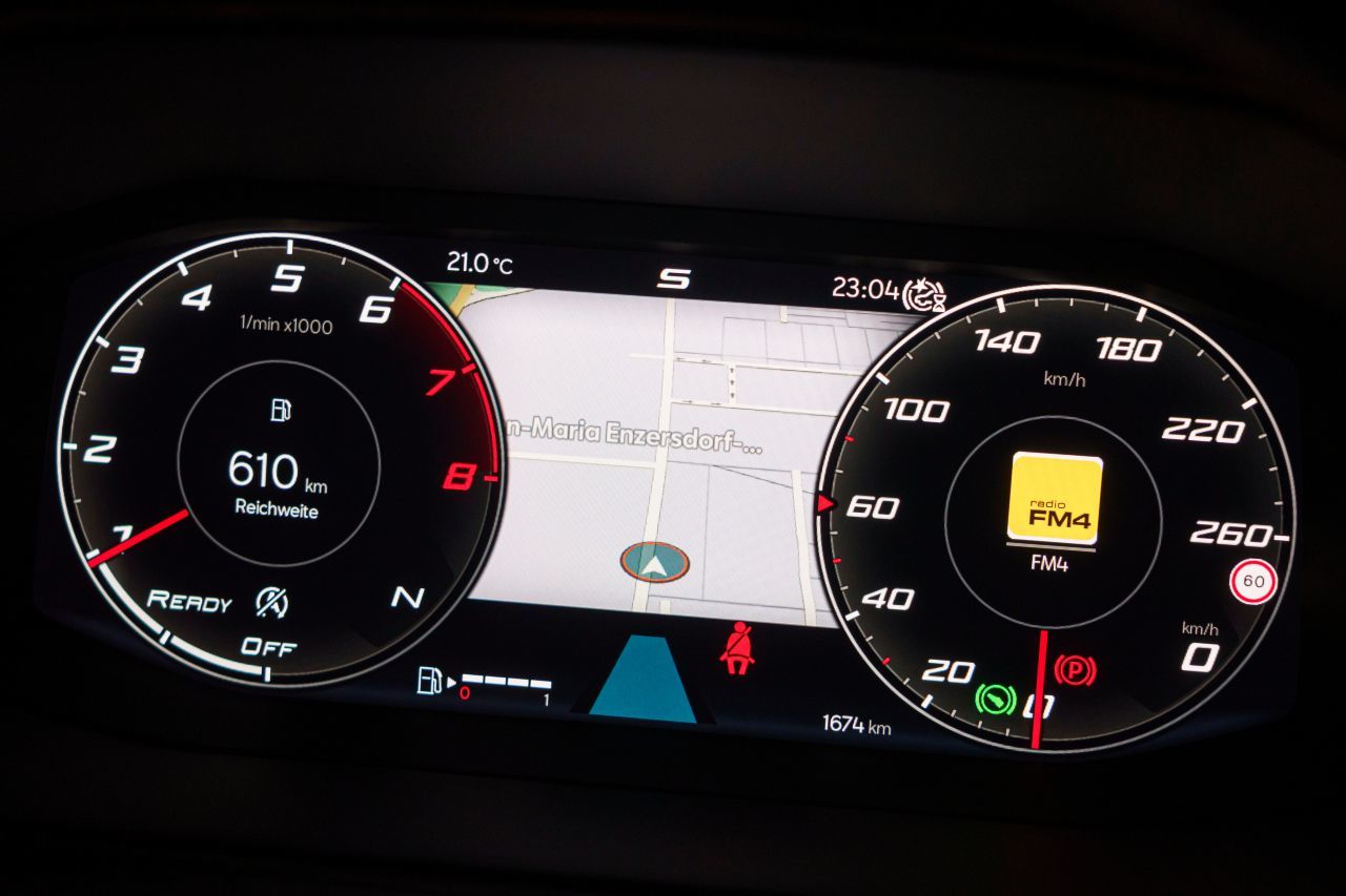 Reichweite, Navi, Radio: In den Digital-Armaturen können mehrere Themenbereiche gleichzetig in das Sichtfeld des Fahrers gerückt werden.