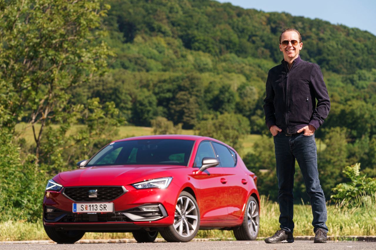 Fazit von Motorprofis-Tester Fabian Steiner: „Seat hat die neueste Golf-Technik mit jugendlichem Design aus Barcelona verpackt. Der Leon ist cool unterwegs. Wie beim deutschen Bruder erreicht die Digitalisierung Top-Niveau – im Leon ist das Layout etwas verspielter, aber graphisch lässiger. Mit Lichtshows, Lamborghini-Zitaten oder Heizen per Handy gibt es zahlreiche lässige Details. Der Mildhybrid-Antrieb…