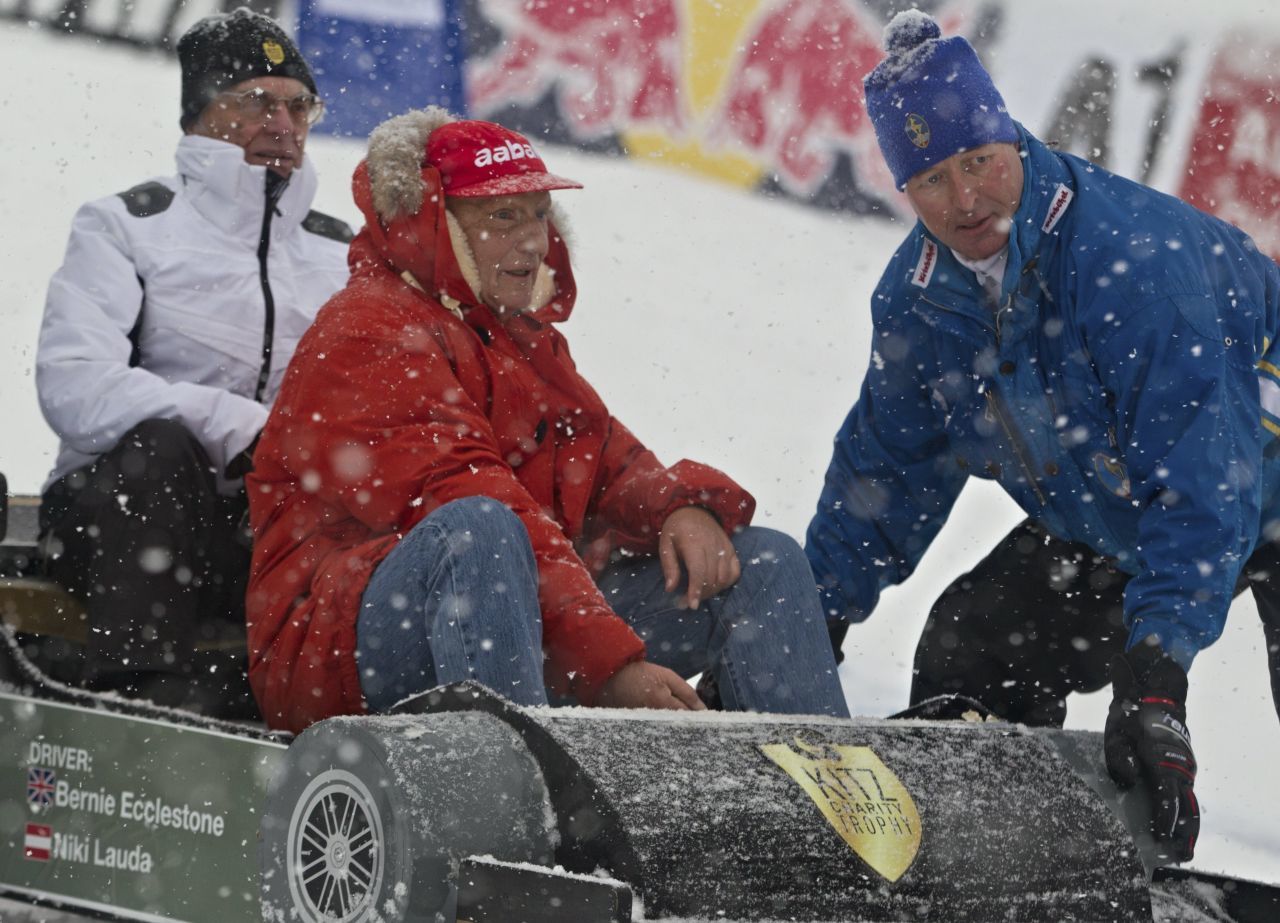 Wo dieses Fahrzeug, mit dem Lauda & Ecclestone einst fuhren, jetzt steht, wissen wir nicht. Wir vermuten: in Kitzbühel. Der Audi im Bild oben ist indes auf ebay zu ersteigern. Sie sollten aber auch einen Staubsauger besitzen.