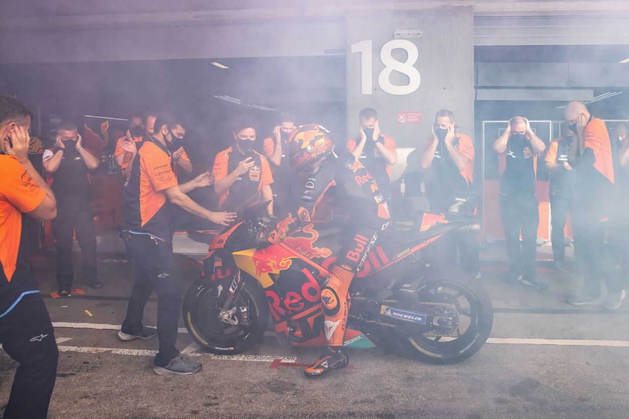 Abschied in Style and Smoke: Pol Espargaro gewann nie mit KTM, geht aber als zentrale Fahrerpersönlichkeit der MGP-Anfangsjahre in die Geschichte der Oberösterreicher ein.