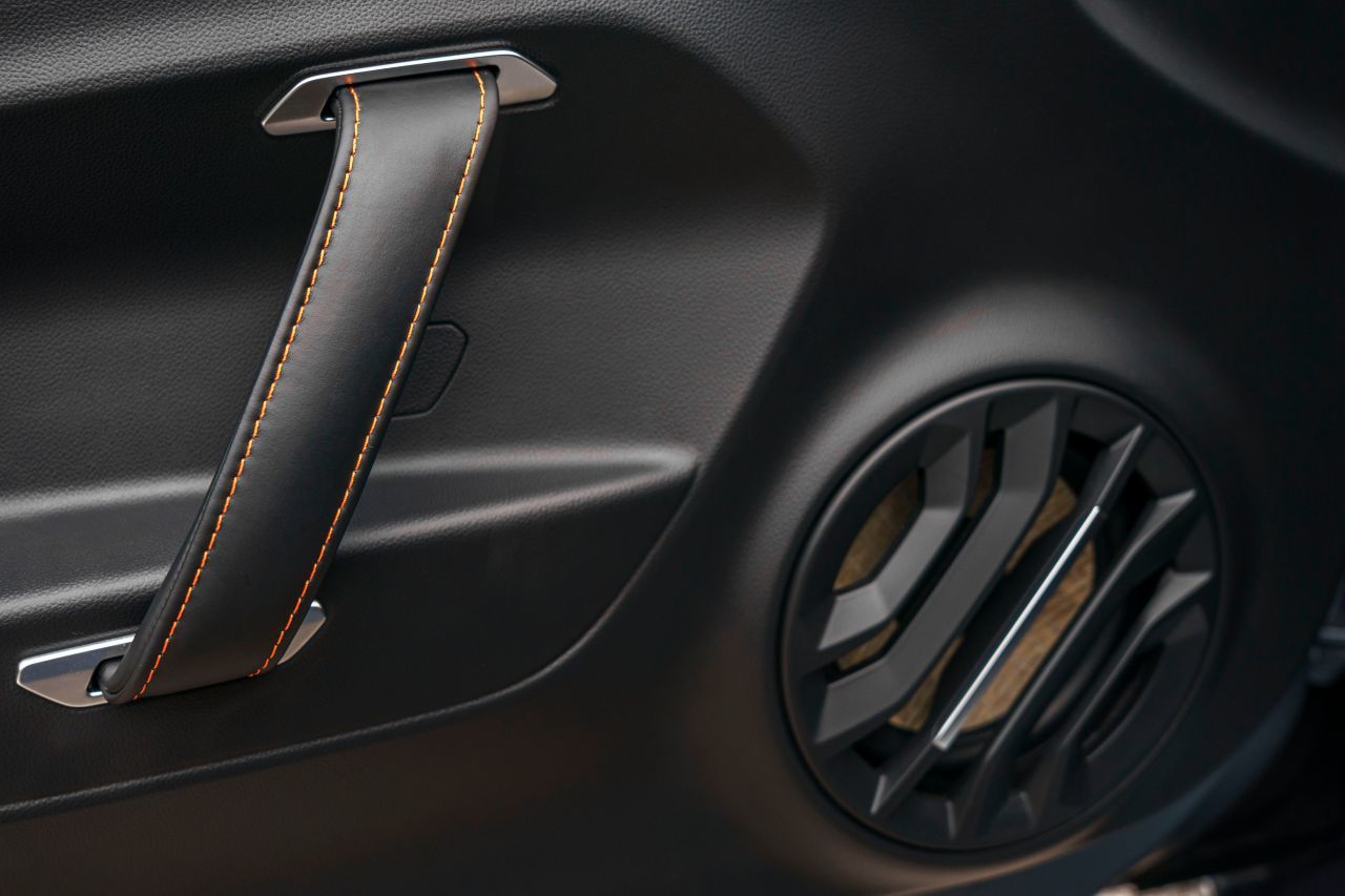 Die orangen Nähte hat die A110S exklusiv. Focal-Premiumsound ist serienmäßig.
