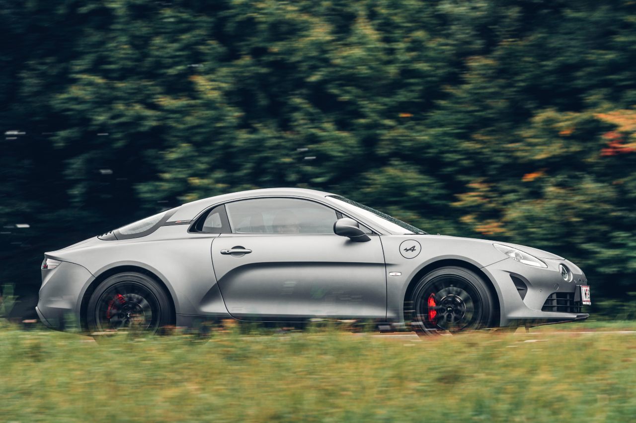 In der A110S macht der Motor 400 Umdrehungen mehr, hat 40 PS mehr, aber vor allem erhält er das maximale Drehmoment 1.400 Touren länger aufrecht.