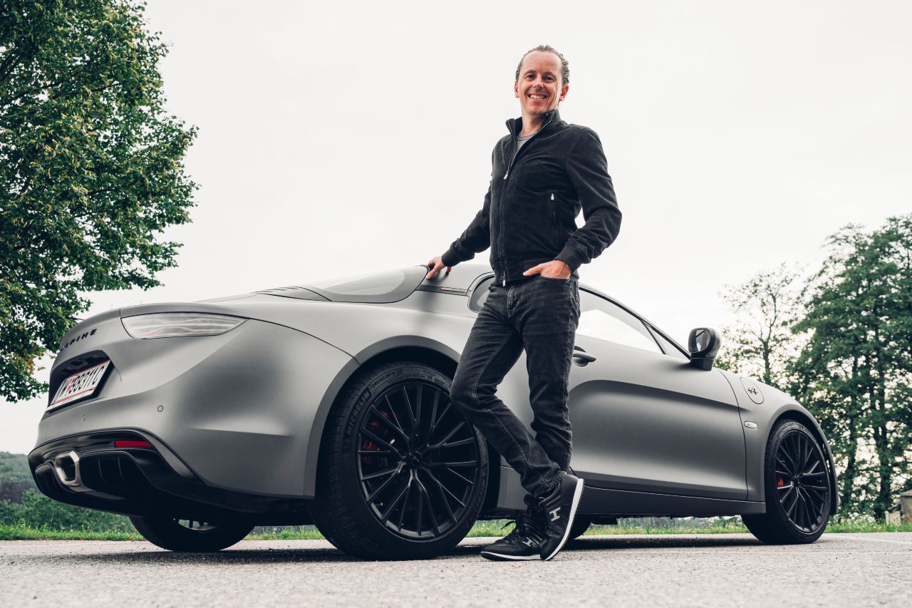 Motorprofis-Tester Fabian Steiner mit Grinsen im Gesicht: „Durch den Leichtbau erreicht Alpine Fahrspaßdimensionen, von denen viele nur träumen können. Die A110 ist ein Sportwagen-Superlativ. Die neuen Topversion A110S liefert den richtigen Leistungssportlern ein Upgrade, das ihnen gefallen wird: das Handling des puristischen Go-Karts wird noch zackiger, die Kurvenbeschleunigung noch brachialer.