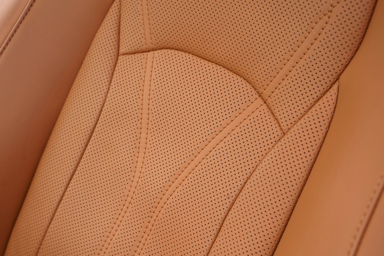 Nicht nur Farbe und Qualität des Leders beeindrucken: das Auto wirkt insgesamt noch hochwertiger gebaut ist als die Konkurrenz.