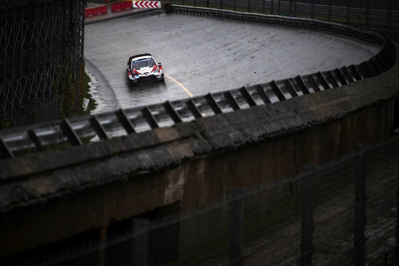 Action auf der legendären Steilkurve im Königlichen Park von Monza.