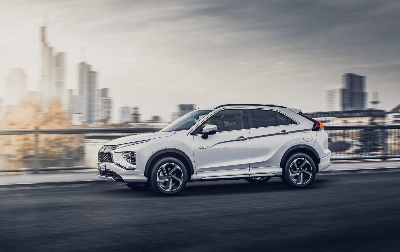 Der Plug-in-Hybrid kombiniert zwei E-Motoren, eine 13,8-kWh-Batterie, einen 2,4-Liter-Benziner und ein 1-Gang-Direktgetriebe. Systemleistung rund 200 PS.