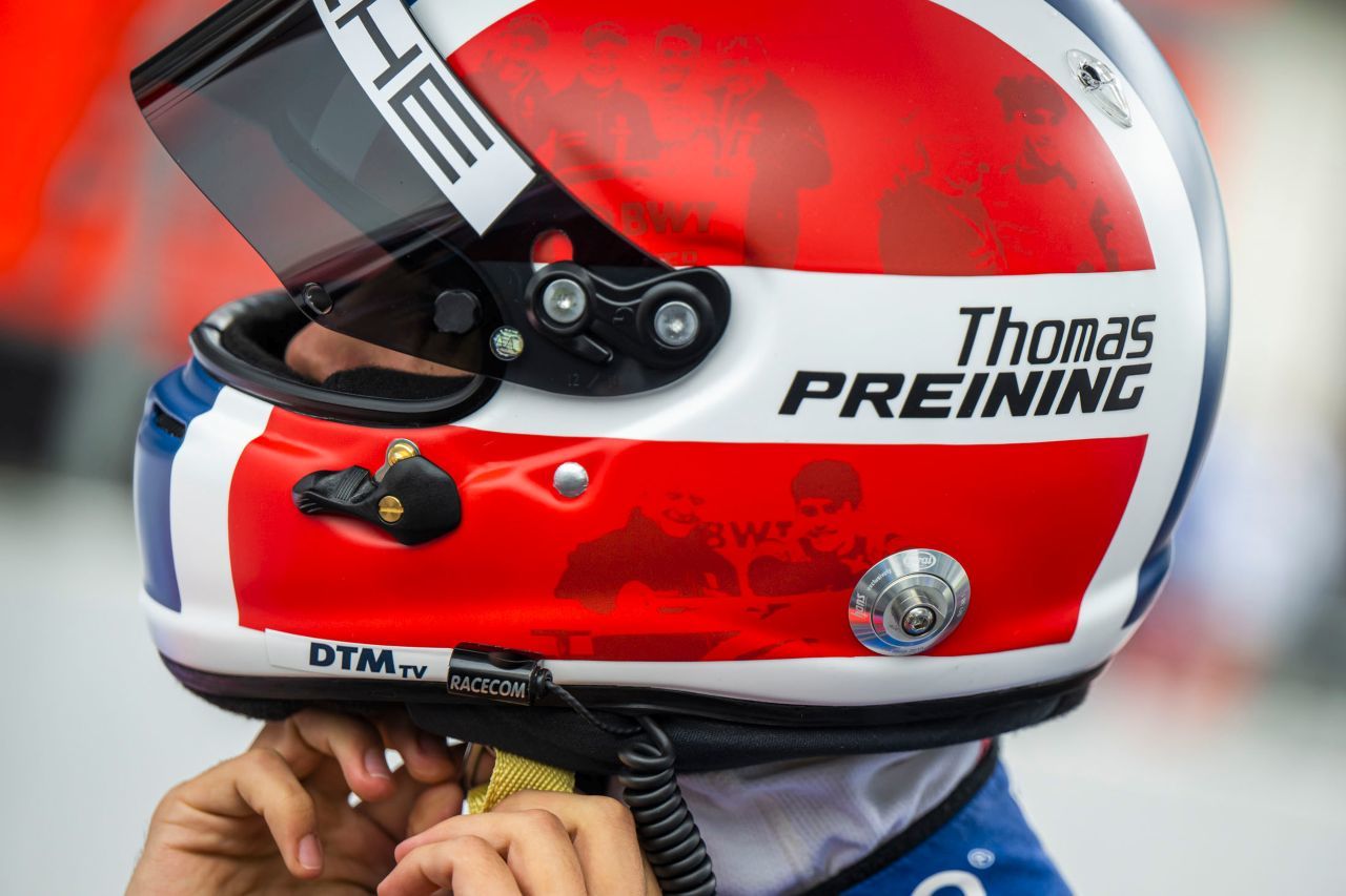25. September 2022: Thomas Preining erinnert sich an seinen Karriere-Retter Walter Lechner mit einem Spezial-Helm...