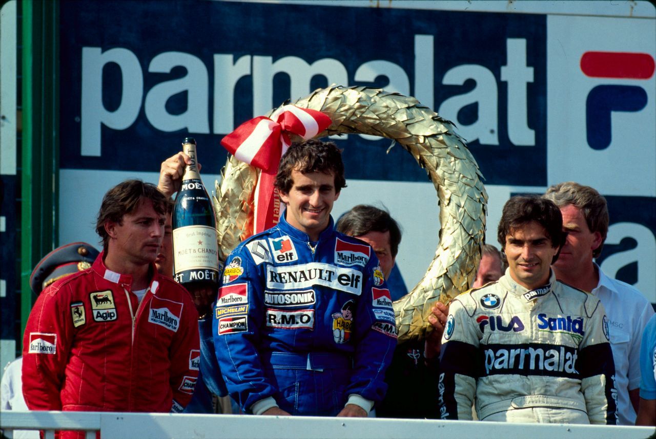 Alain Prost wurde zwar mit dem Renault-Werksteam nie Weltmeister (allerdings mit Williams-Renault), trotzdem gilt er als DIE Ikone von Renault. Und er ist die Verbindung in die Gegenwart und in die Zukunft: als Berater des aufstrebenden aktuellen Formel-1-Teams, das ab nun Alpine heißen wird.