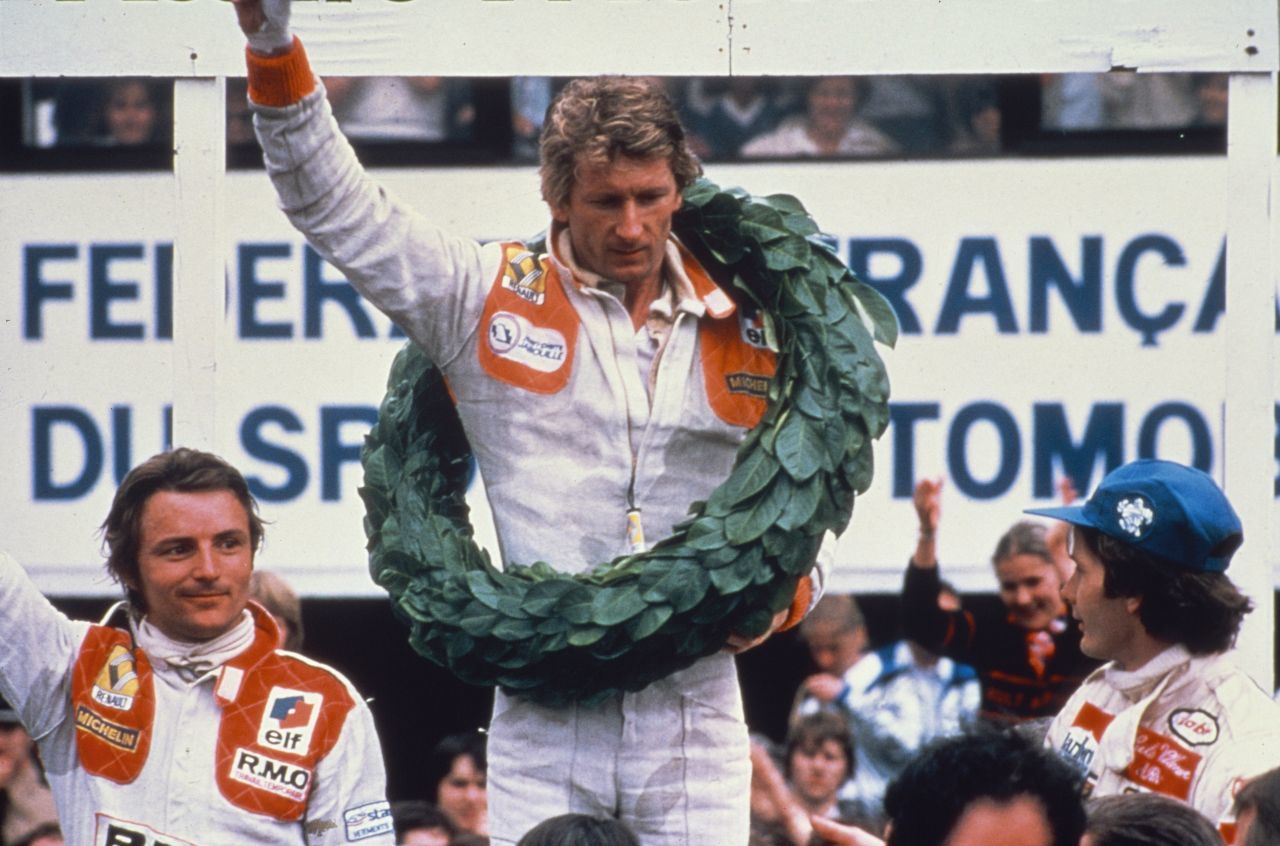 Historischer Moment: Dijon 1979, Jean-Pierre Jabouille, der selbst bei der technischen Entwicklung mitgeholfen hatte, gewinnt den Grand Prix in Frankreich 1979 in Dijon – der erste Turbo-Sieg der Formel-1-Geschichte.