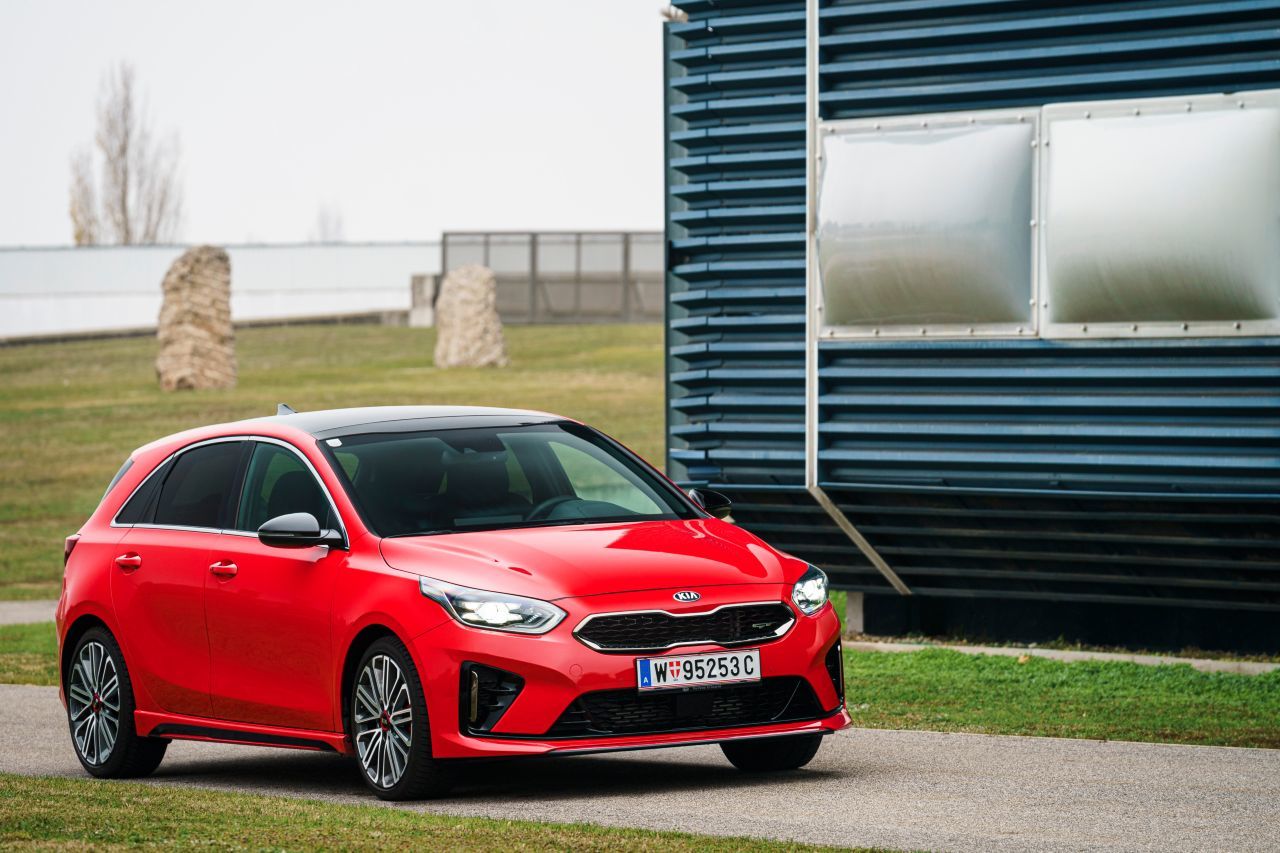 Fazit von Motorprofis-Tester Fabian Steiner: „Extrem gemütlich, die beste Alternative zum Diesel und sehr vernünftig, gerade im Business.GT ist eine gelungene Antwort auf GTI: Bewegungstalent ist gut vorhanden und die Klangchoreographie herzhaft. Für ein voll alltagstaugliches Auto hat der schnellste aller Ceeds einen ziemlich hohen Spaßfaktor.