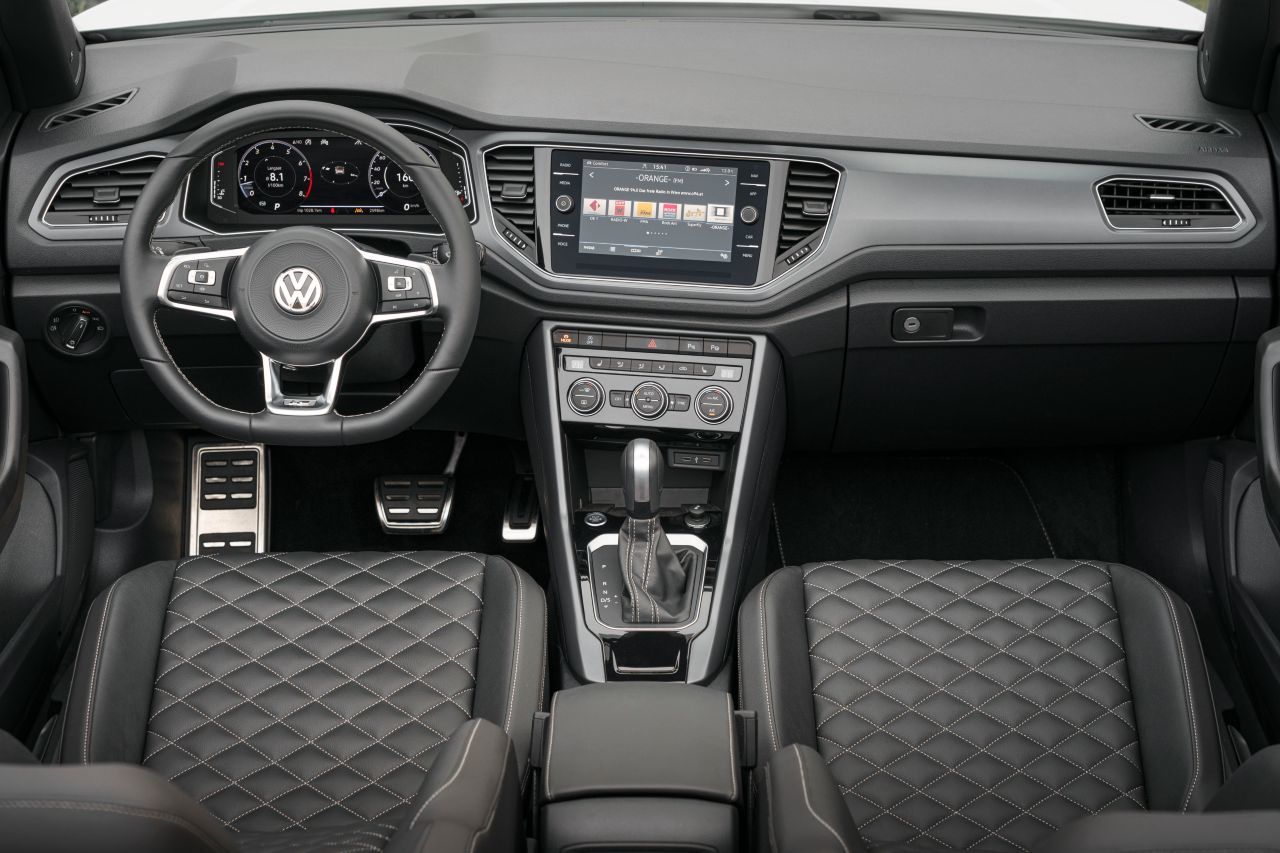 Klassischer VW-Stil: Alles aufgeräumt und durch die exakte Verarbeitung auch hochwertig. Die Kunststoffe könnten stellenweise weicher sein.