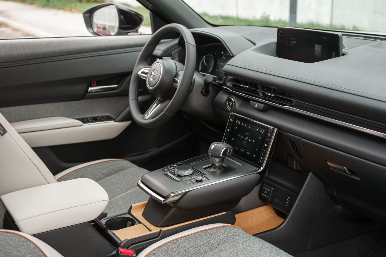 Einen stilvolleren und hochwertigeren Innenraum werden Sie in der Kompaktklasse kaum finden – Mercedes, Audi und BMW eingeschlossen.