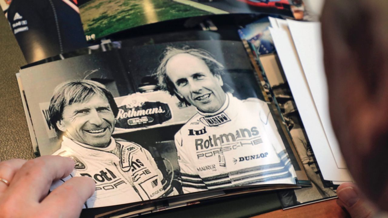 Laut motorprofis-Interview sein Lieblings-Rennfahrer und ein echter Freund: Derek Bell, Stucks Porsche-Teamkollege.