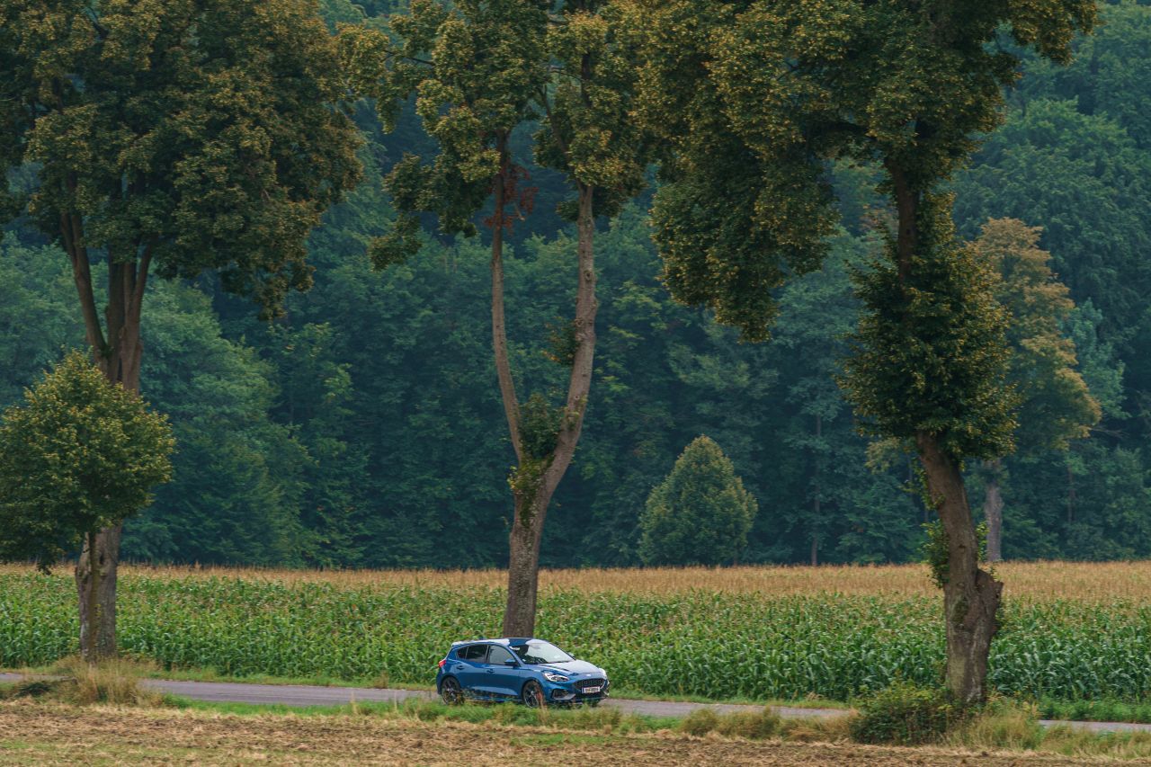 Im Gegensaz zum Fiesta ST hat der Focus ST eine Mehrlenker-Hinterachse mit adaptiven Dämpfern. Er ist also auch ein Gran Turismo.