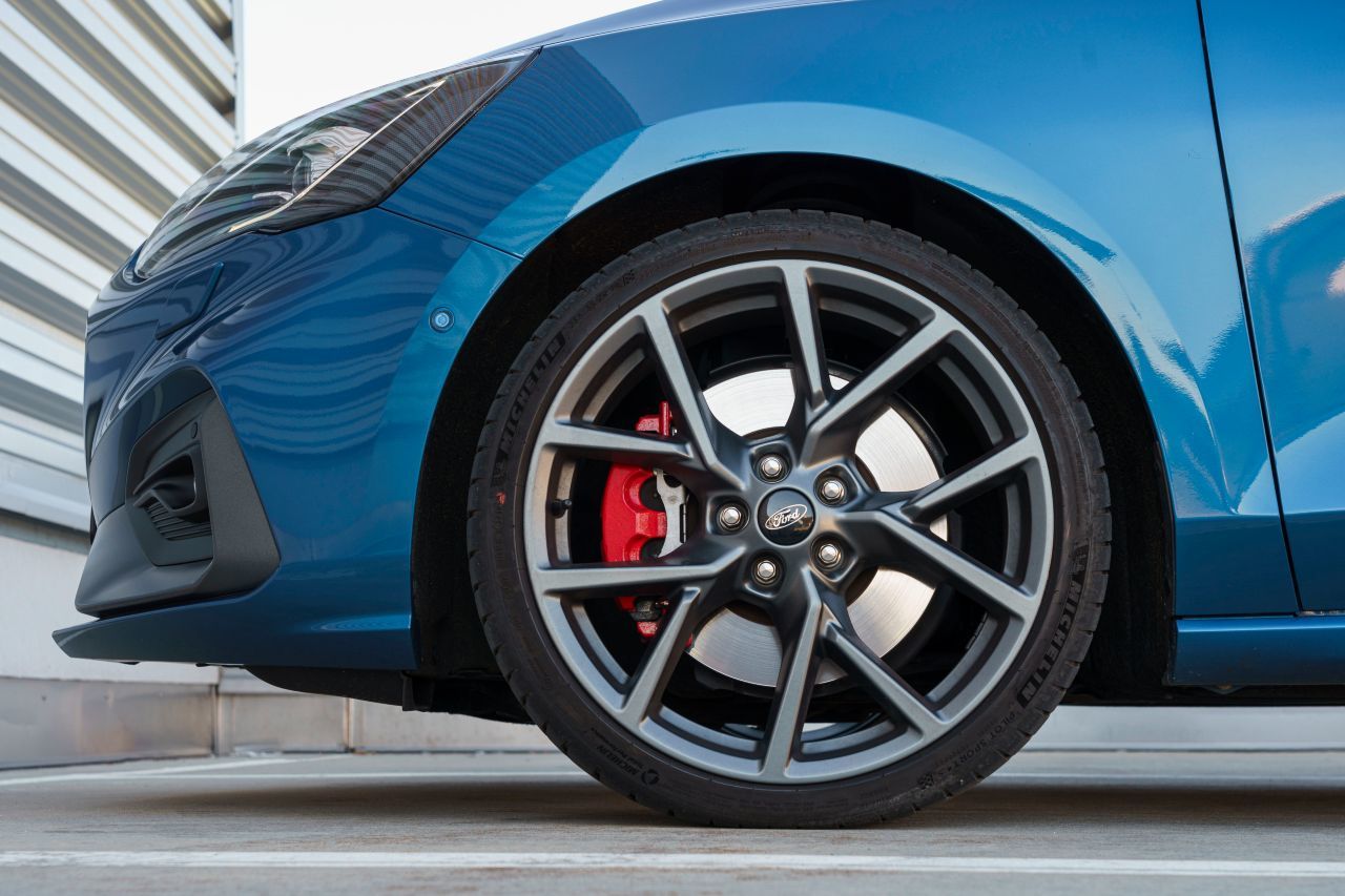 Große Felgen mit dünnen Speichen, durch die sich die roten Bremssättel gut präsentieren können. Aufgezogen werden Sportgummis: Michelin Pilot Sport 4.