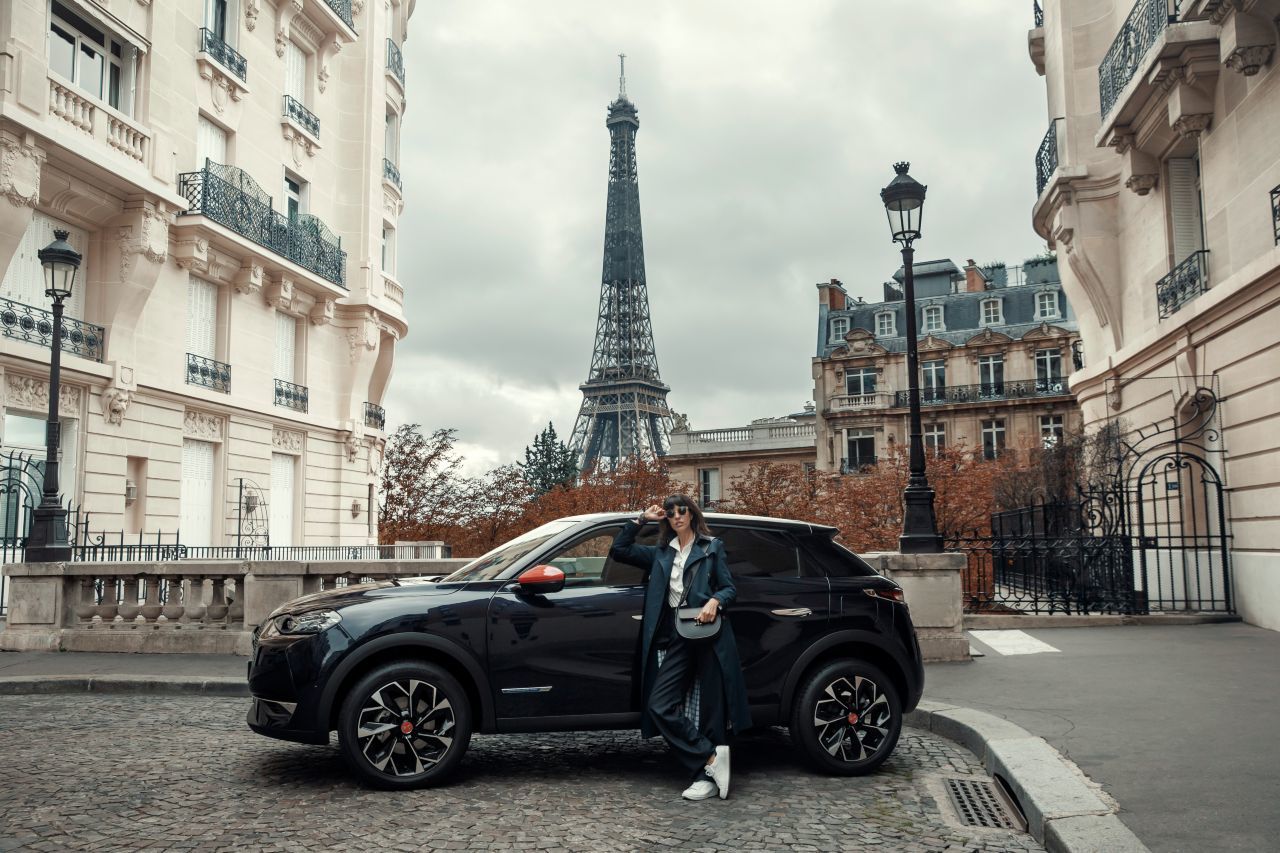 Pariser Stil kostet nicht die Welt: Der Preis von 43.990 Euro ist für ein Elektroauto mit guter Reichweite und limitierter Exklusivität recht wohlfeil. Zumal der staatliche E-Mobilitätsbonus von 5.000 Euro abgezogen werden kann.