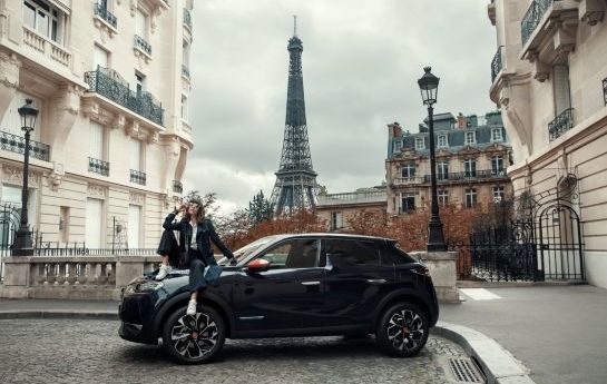 Sie war Topmodel, Lagerfelds erste Muse bei Chanel und gilt heute als Personifizierung des Pariser Stils. Jetzt hat Ines de la Fressange ihre Variante des DS 3 Crossback gestaltet, von der weltweit nur 1.500 Stück aufgelegt werden. Motorprofis.at hat sich das bisweilen vielleicht schickste Elektroauto genauer angesehen. - Unterwegs wie eine Pariserin