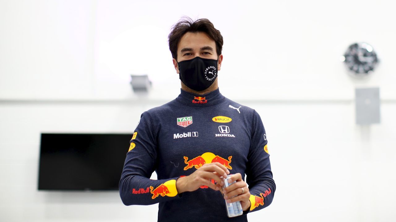 Des rosaroten Panthers neue Kleider: statt in BWT-PInk sieht man Sergio Perez nun in Red-Bull-Blau. Der Hauptsponsor kommt also erneut aus Österreich.