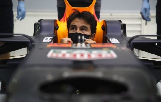 Sergio Perez ist ein Bulle! In der Red Bull Fabrik in Milton Keynes holte sich der Bahrain-Sieger erste Eindrücke & erste Kleidungsstücke ab. - Perez: Sein erster Tag bei Red Bull