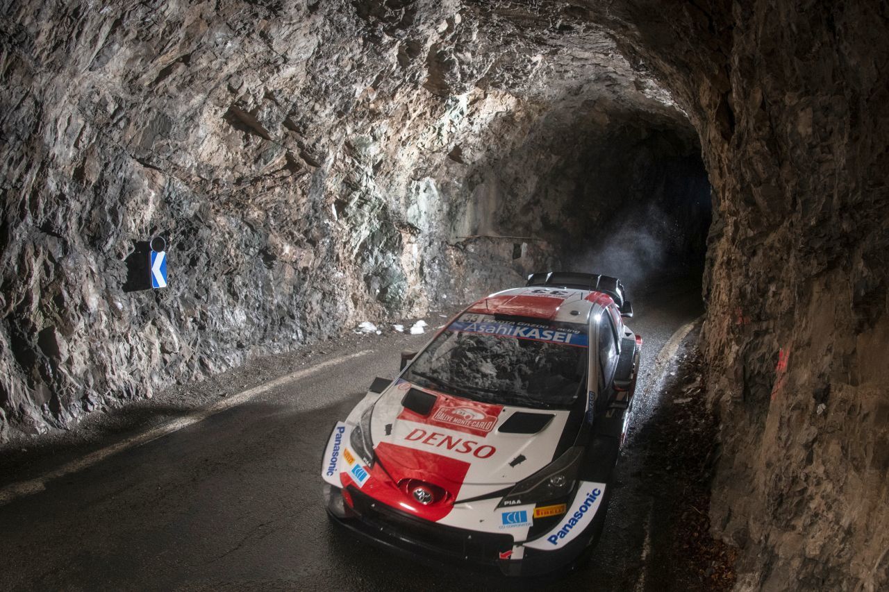 Elfyn Evans (Toyota) im Tunnel.