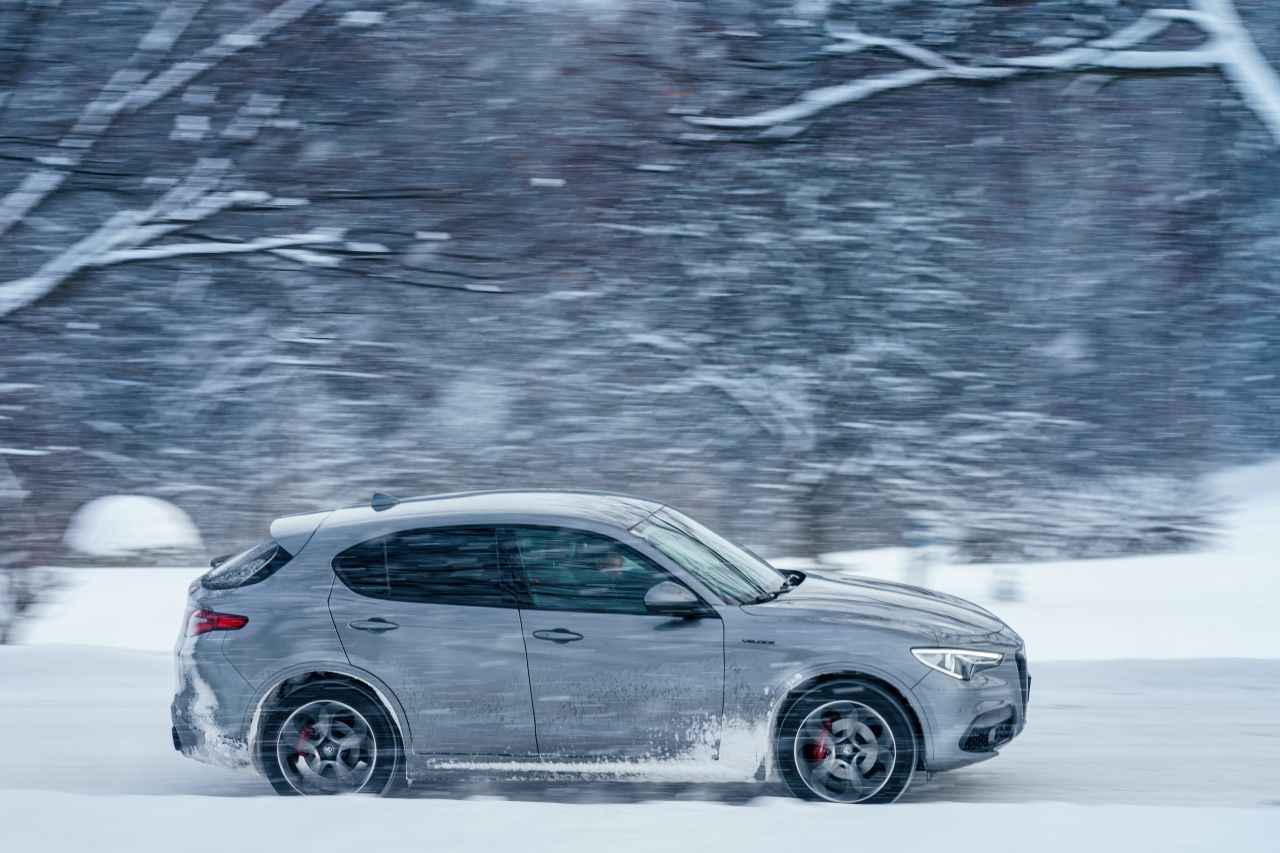 Wie entschlossen der 280 PS starke Stelvio Veloce auf der nicht gestreuten Neuschneefahrbahn beschleunigen kann, ist beeindruckend.